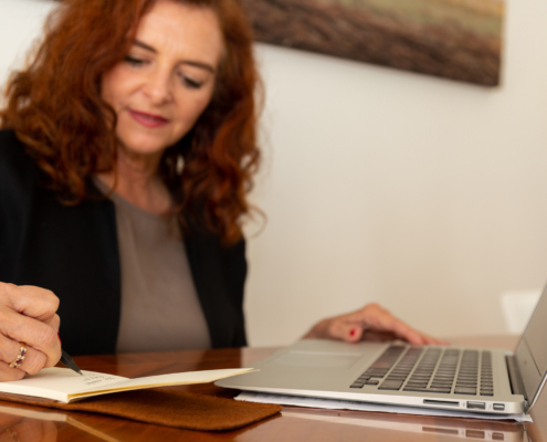 Adela Llerena trabajando en su escritorio