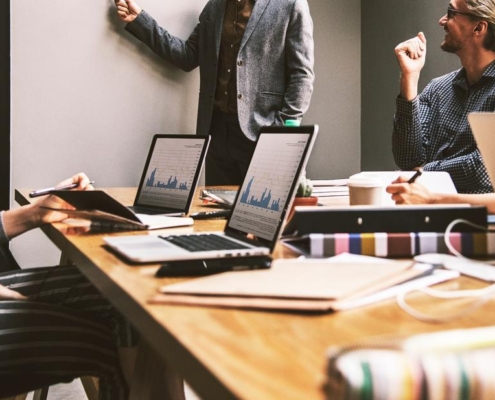 Grupo de directivos durante una sesión de coaching empresarial con Adela Llerena