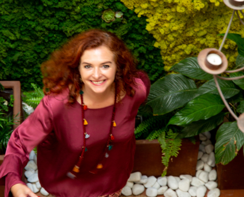 Adela Llerena con vestido granate en un jardín
