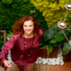 Adela Llerena con vestido granate en un jardín