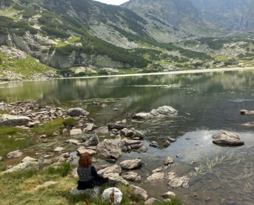 Paisaje de lago y montañas que invita a la meditación y la calma
