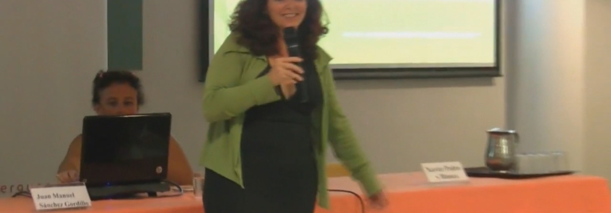 Adela Llerena impartiendo la conferencia Cocreando nuestra realidad económica en Mindalia