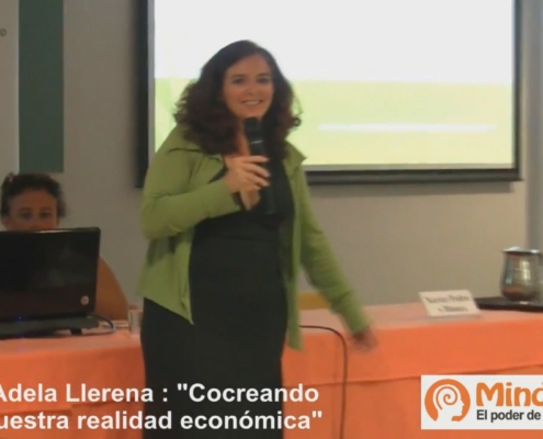 Adela Llerena impartiendo la conferencia Cocreando nuestra realidad económica en Mindalia