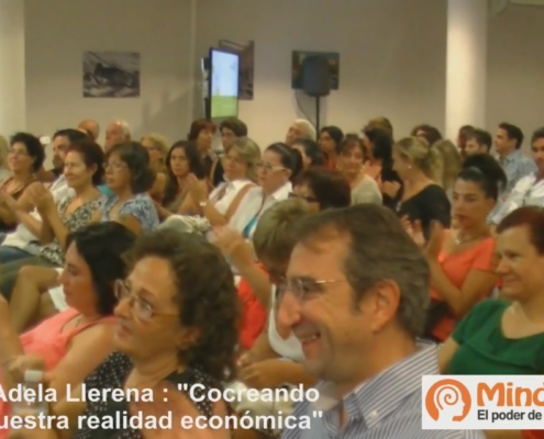 Público asistente a una conferencia de Adela Llerena